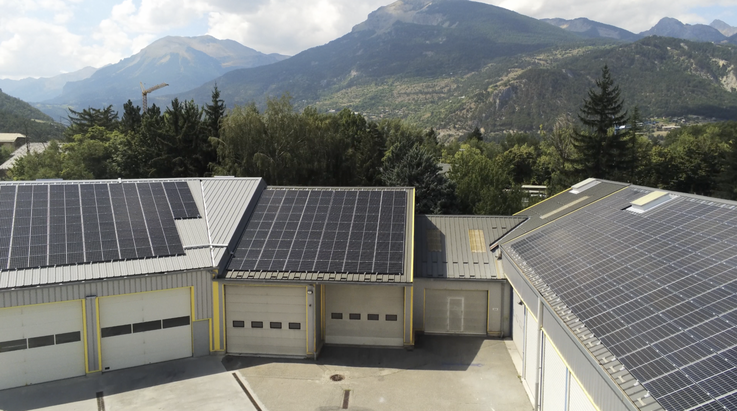 Panneaux solaires sur un bâtiment logistique